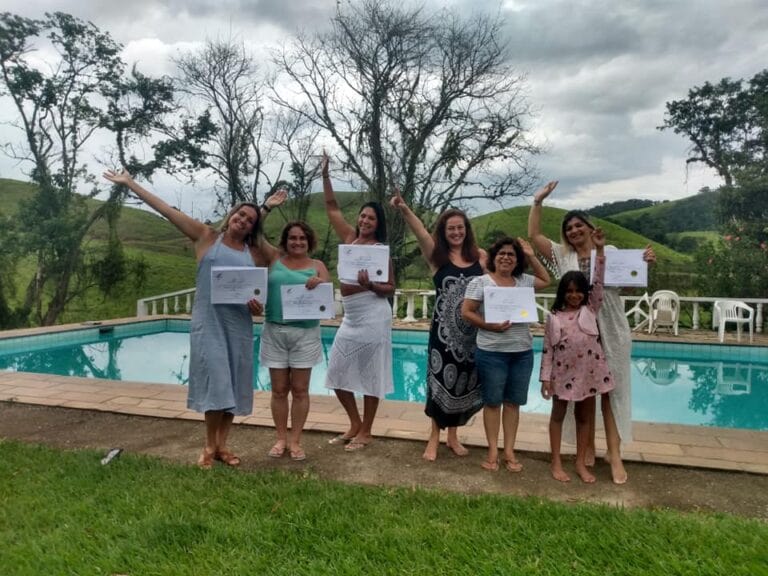 Alunos celebrando a conclusão do curso de crescimento pessoal.