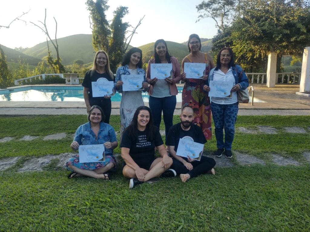 Alunos da Vivência Sistêmica segurando o certificado do curso.