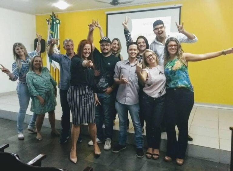 Participantes engajados no curso de Desenvolvimento Pessoal, explorando caminhos para a transformação interior.