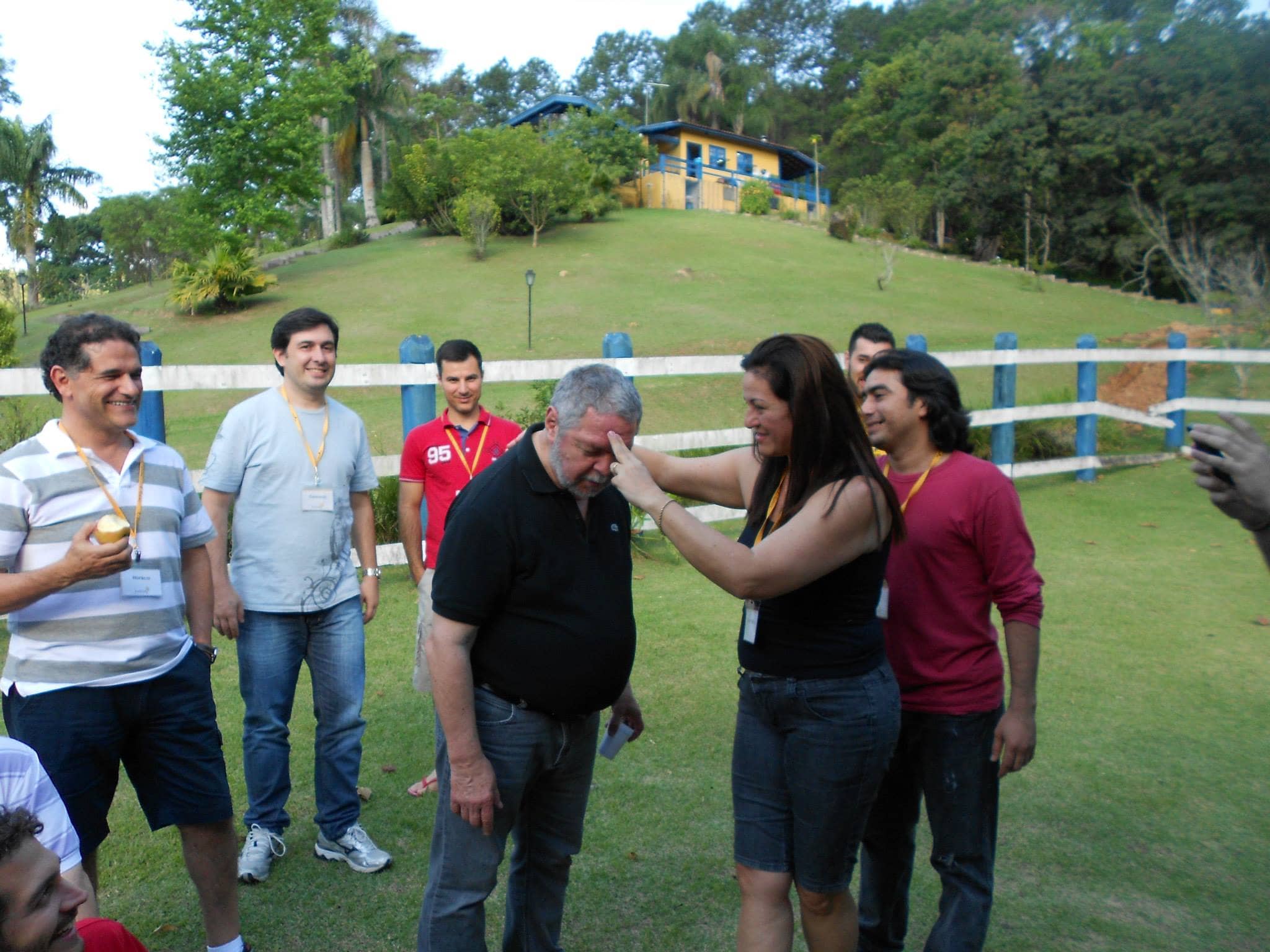 Explorando as profundezas da mente ao hipnotizar Fábio Puentes, uma experiência enriquecedora em busca de aprimorar habilidades na área de Desenvolvimento Pessoal e transformação pessoal.