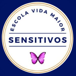 Logotipo Redondo com as palavras "Sensitivos" no centro, "Escola Vida Maior" acima e uma borboleta abaixo.